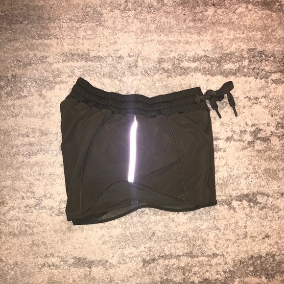 Lululemon Hotty Hot shorts Like New! - Picture 4 of 9